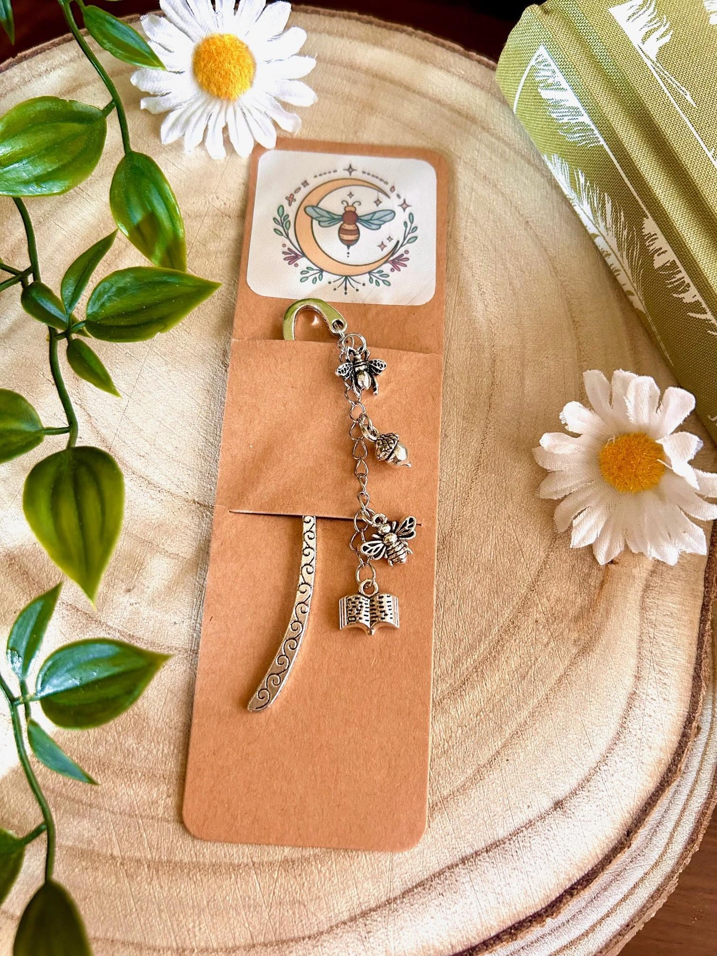 Silver Bee Bookmark: Antique Style Charm, Nature Inspired Gift
