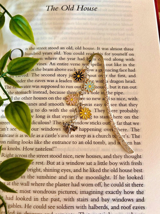 Daisy & Bee Bookmark: Silver Floral Charm, Cottagecore Book Accessory
