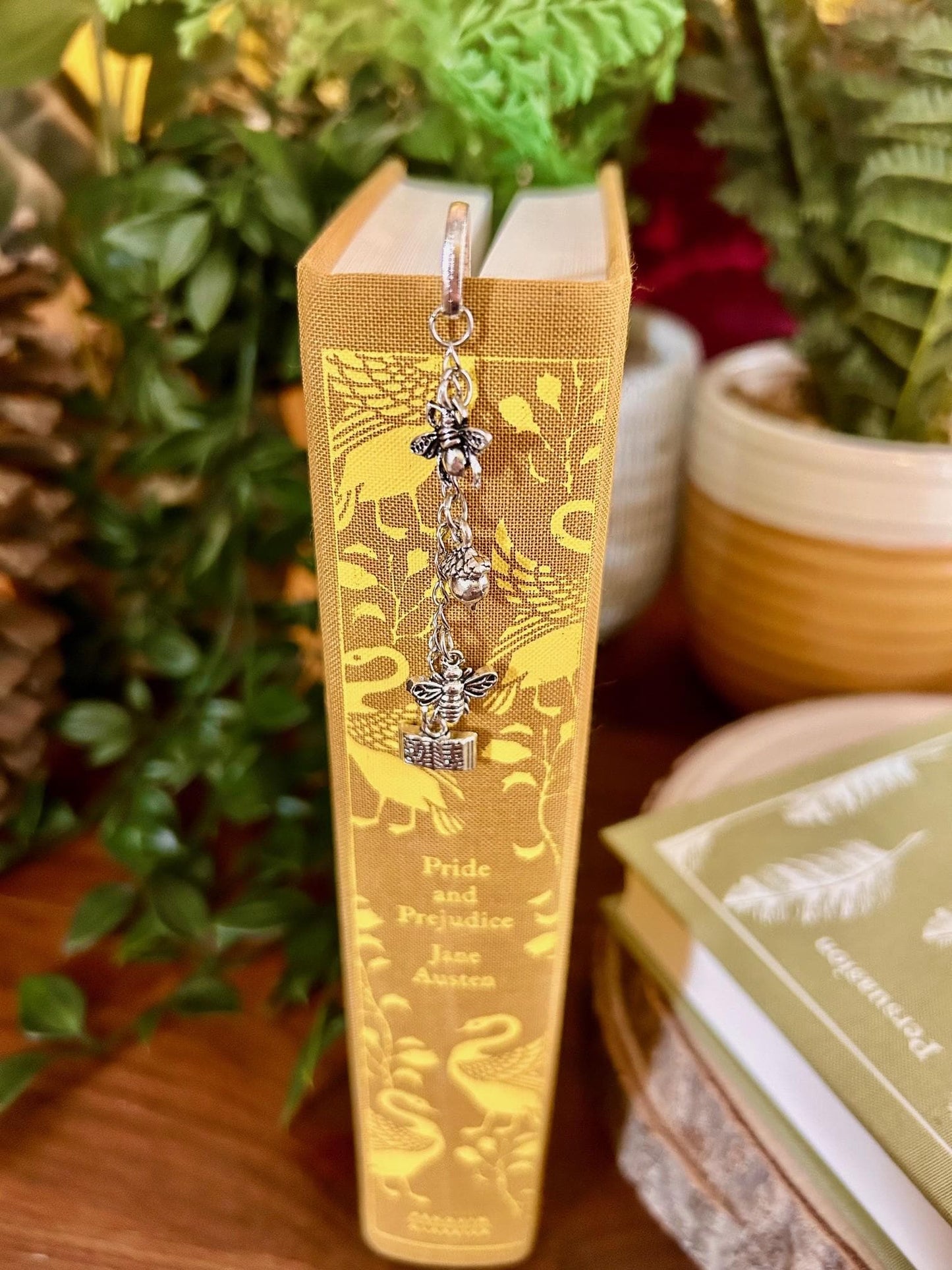 Silver Bee Bookmark: Antique Style Charm, Nature Inspired Gift