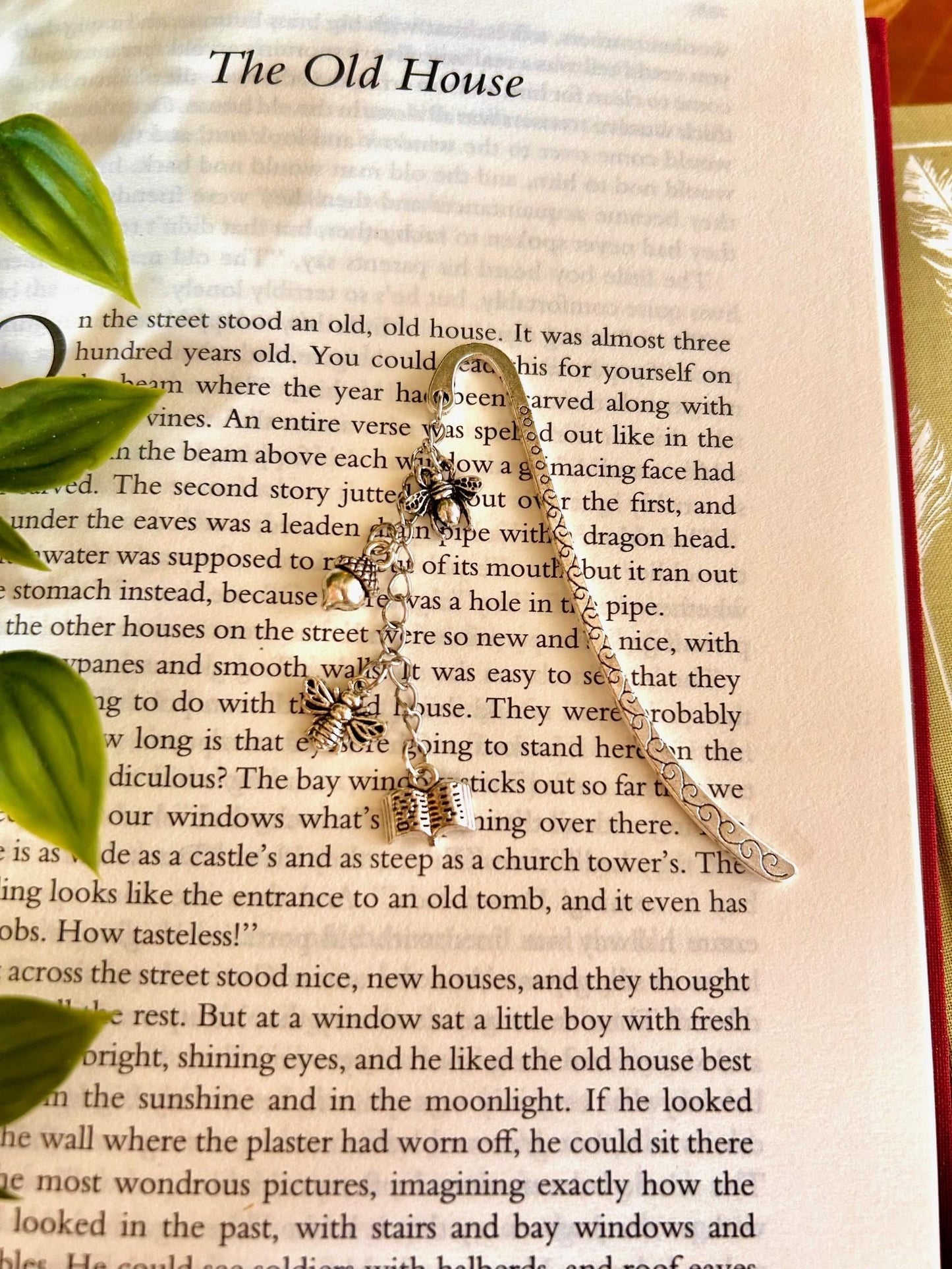 Silver Bee Bookmark: Antique Style Charm, Nature Inspired Gift
