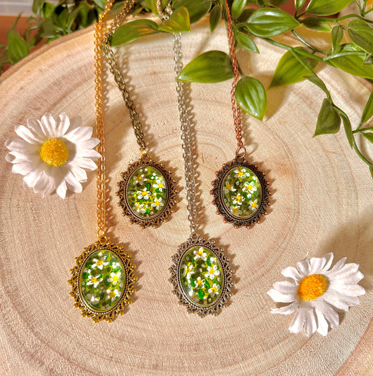 Hand Painted Daisy Pendant • White Flower Necklace • Cottagecore Jewellery • Wildflower Mini Art Pendant • Botanical Necklace • Nature Gift