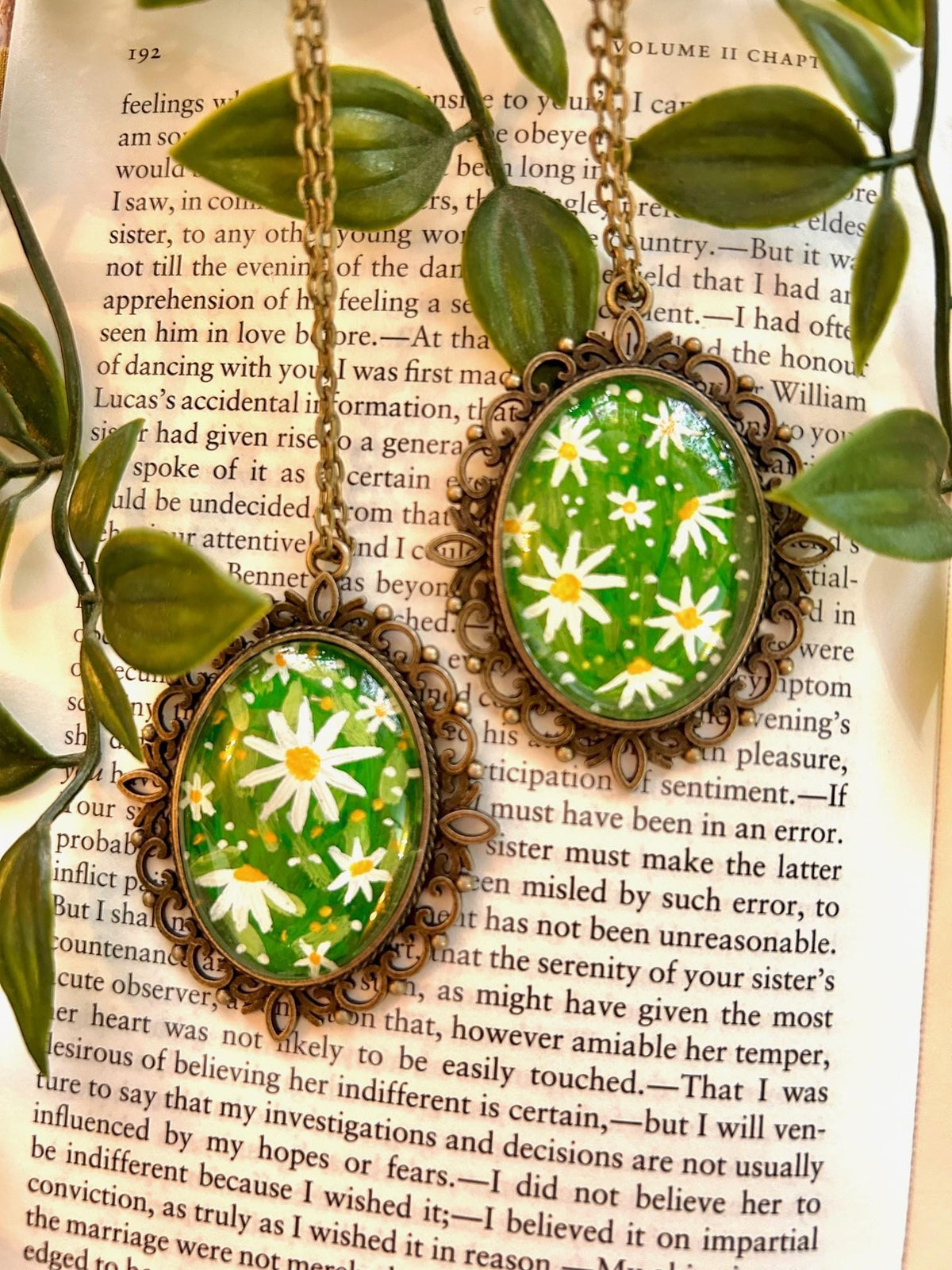 Hand-Painted Daisy Pendant Necklace | Vintage Style Floral Jewelry