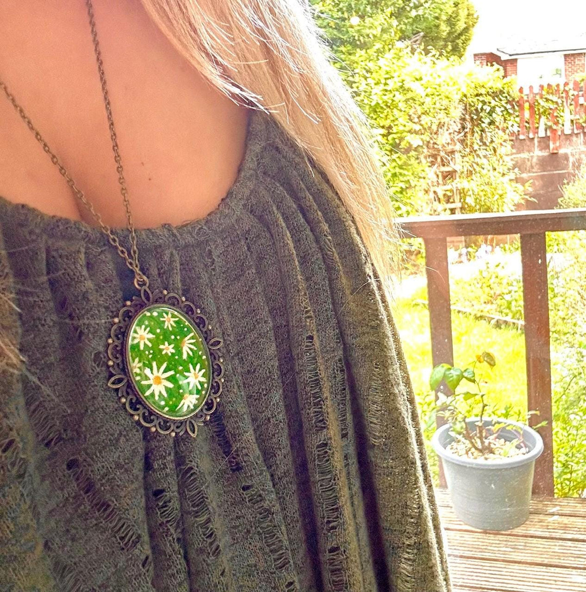 Hand-Painted Daisy Pendant Necklace | Vintage Style Floral Jewelry