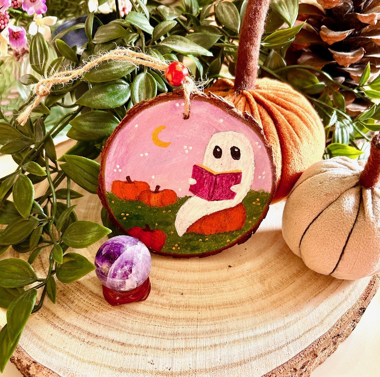 Hand Painted Wooden Ghost Ornament – Cosy Autumn Halloween Decor | Cute Ghost Reading with Pumpkins | Whimsical Spooky Fall Decoration
