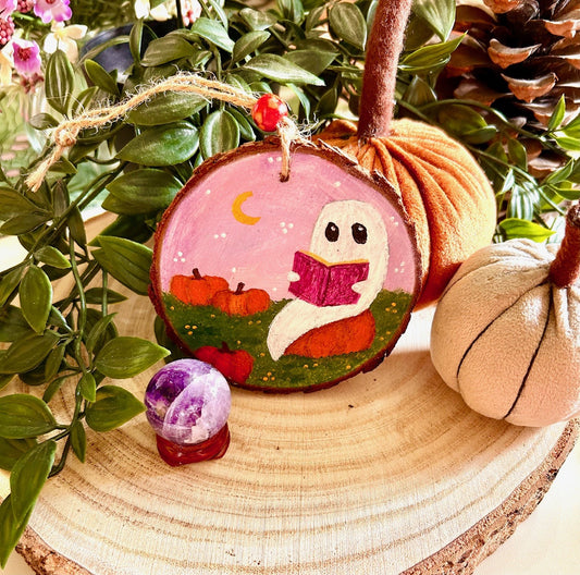 Hand Painted Wooden Ghost Ornament – Cosy Autumn Halloween Decor | Cute Ghost Reading with Pumpkins | Whimsical Spooky Fall Decoration