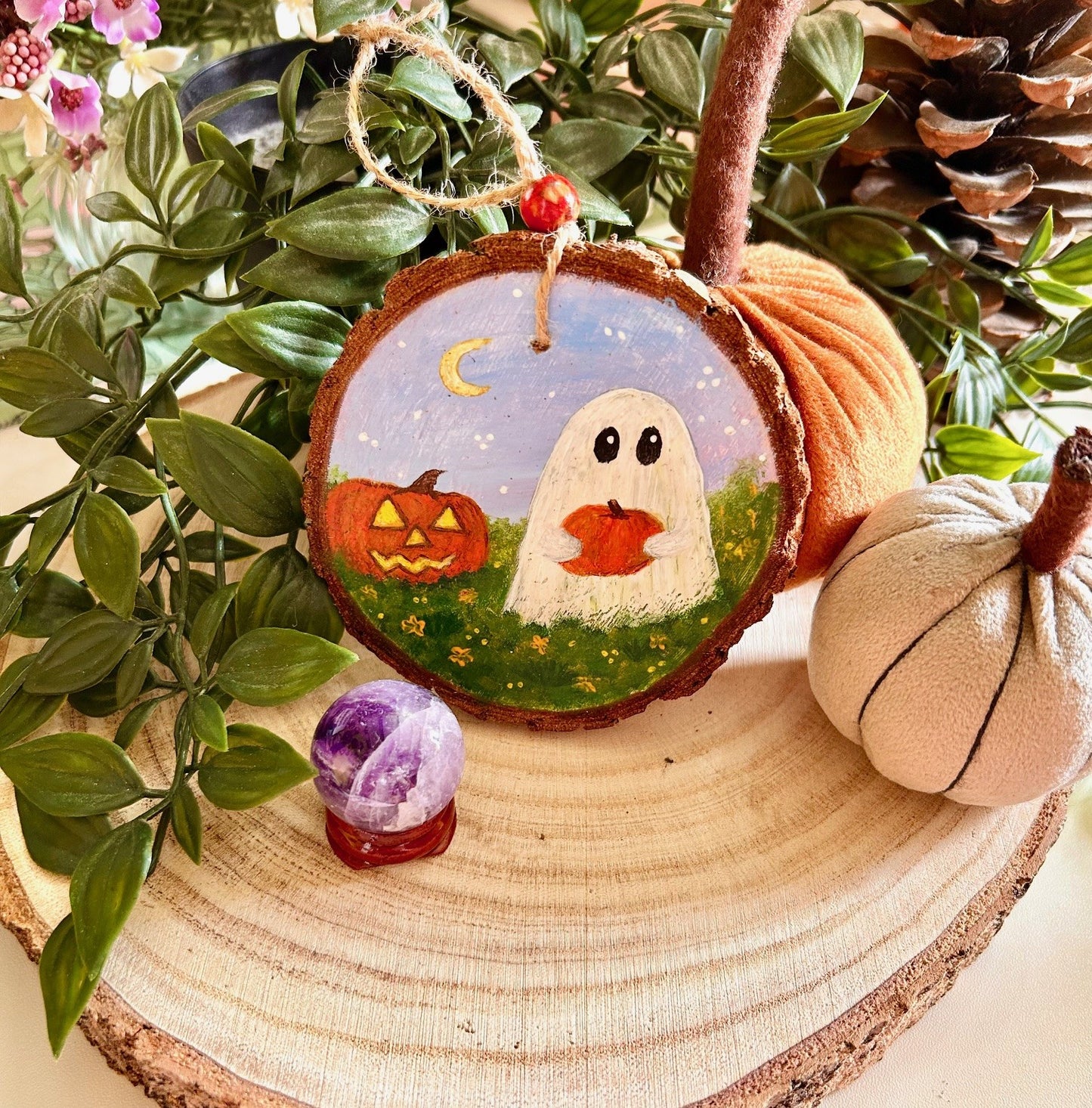 Hand Painted Wooden Ghost Ornament – Pumpkin Halloween Decor | Cosy Autumn Wood Slice Art | Cute Ghost with Jack-O’-Lantern | Fall Decor